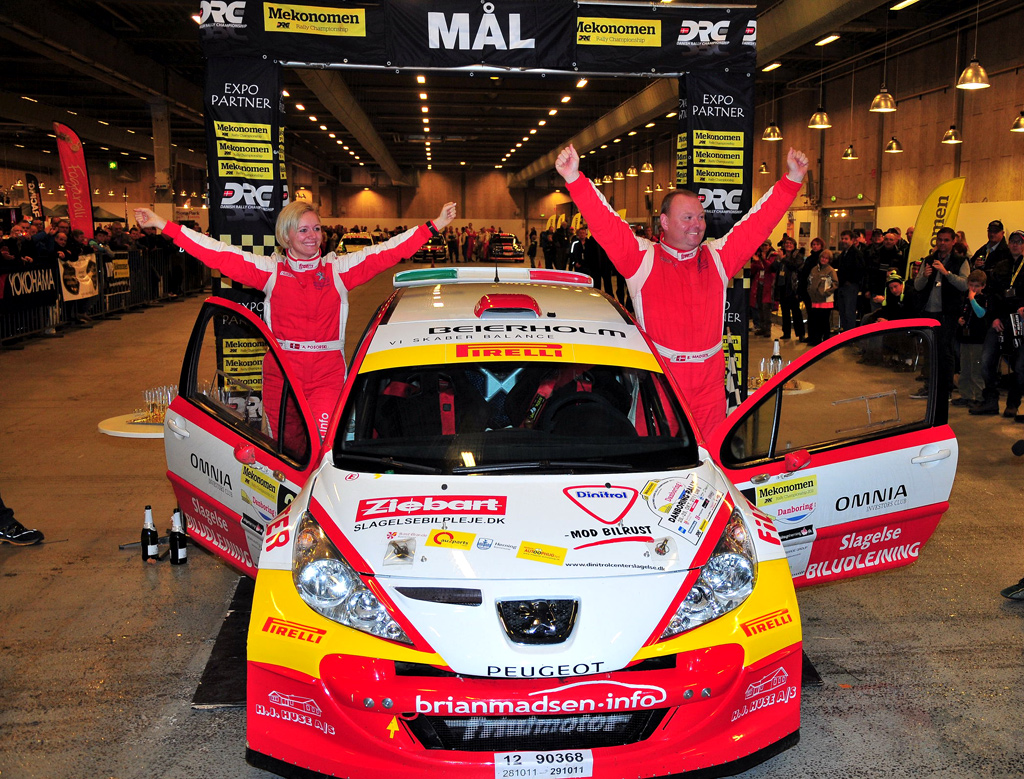 Så bliver det ikke bedre: Brian Madsen havde som mål at blive Danmarks hurtigste rallykører, og det blev han sammen med sin codriver Anja Posorski. Her hyldes de ved mål på biludstillingen Biler for Alle i Herning.
(Foto: Intercom)